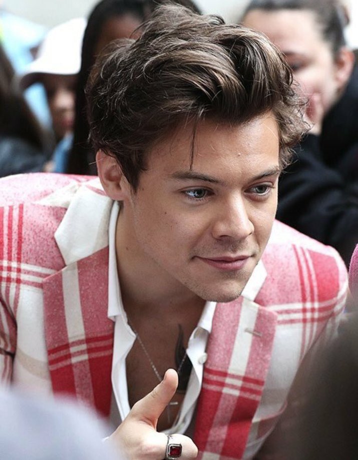 marifineline's tweet photo. Se Harry Styles não é a coisa mais linda desse mundo eu nao sei quem é. 

#HarryStylesAlbum https://t.co/ckrFIvaL4u