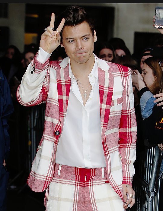 marifineline's tweet photo. Se Harry Styles não é a coisa mais linda desse mundo eu nao sei quem é. 

#HarryStylesAlbum https://t.co/ckrFIvaL4u
