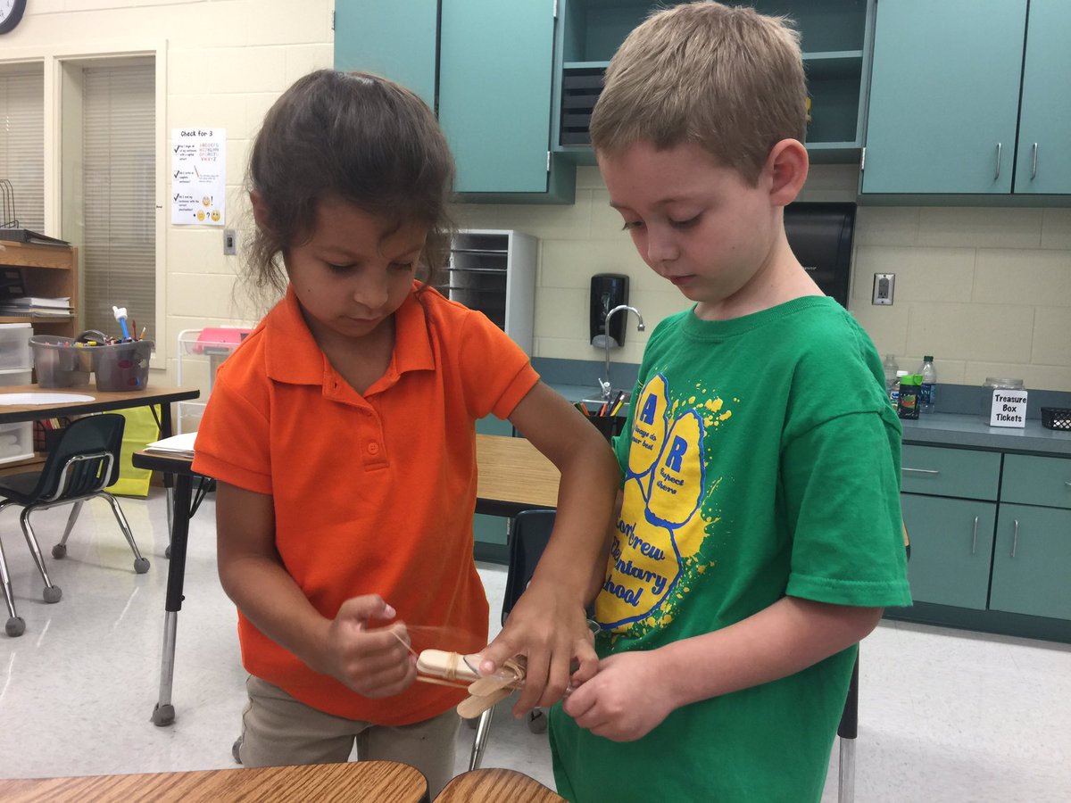 katieblack04's tweet photo. We had a great time w/ Dr. Kunberger from @FGCUEngineering! 💙💚 #Kindergarten ❤️s #STEM! #CCPSsuccess #catapults https://t.co/SMjnYmUSfR