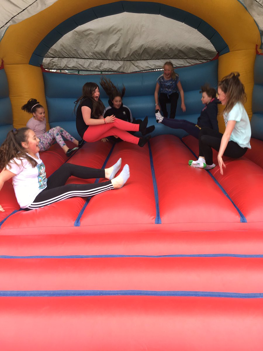 OustonPrimary's tweet photo. A fantastic week and well-deserved day of fun for our amazing Year 6! Races, bouncy castle, pizza and ice-cream!Have a good weekend! 👍 https://t.co/YZzd9ddL9X