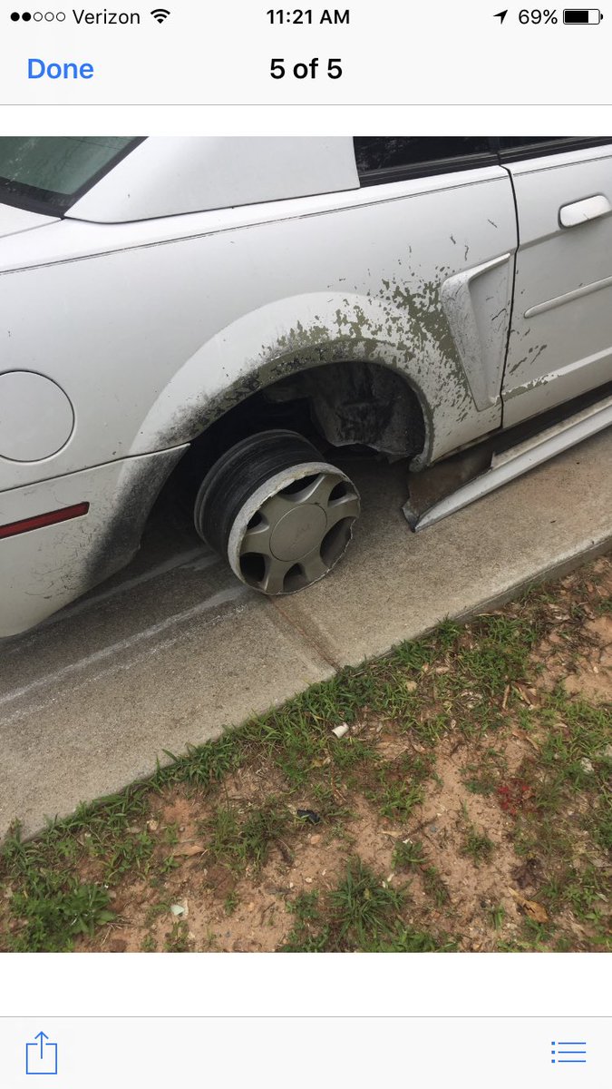 KatieLJohnson_'s tweet photo. My roommate drove her car home last night and didn't realize this till this morning 😂😭🤦🏽‍♀️ https://t.co/PR5RiK1HBI