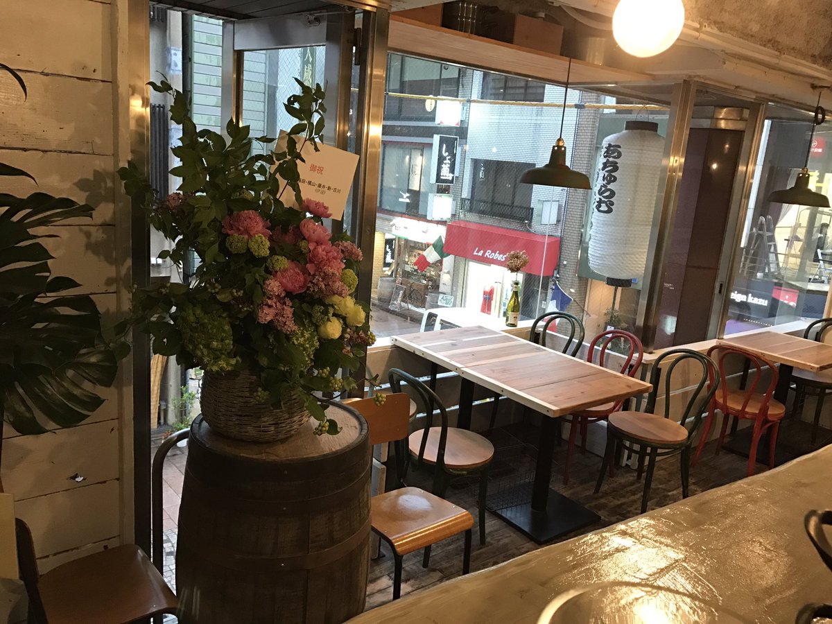 Uk0175's tweet photo. 移転オープンパーティー🍷
酒がのめたぞー☺️☺️
私からショップカード貰ったら
何人でも一杯目タダだとさ。

健太郎のために遊びに来るべきwwww
(シェリーの畑) https://t.co/Bntpdu3ddW