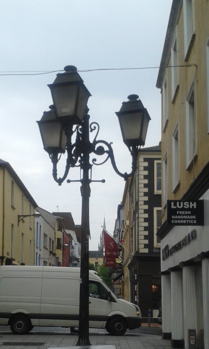 Where and why did our beautiful Victorian street lamps have to go?! #streetcharm #beautifulfeatures #victorianstreetlamps @NeilRedFM