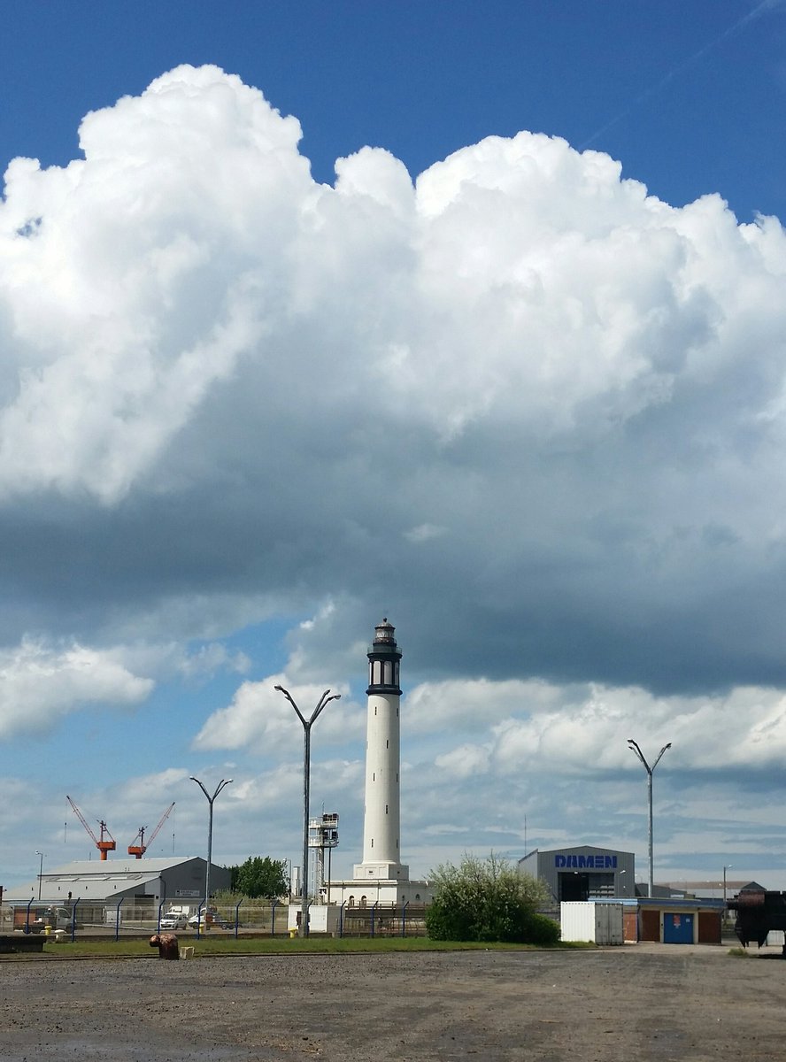HistoCity's tweet photo. Classé depuis 2011, le phare de #dunkerque vient cet après-midi toucher le ciel nuageux #patrimoine #histocity https://t.co/wgDqLEUmKT