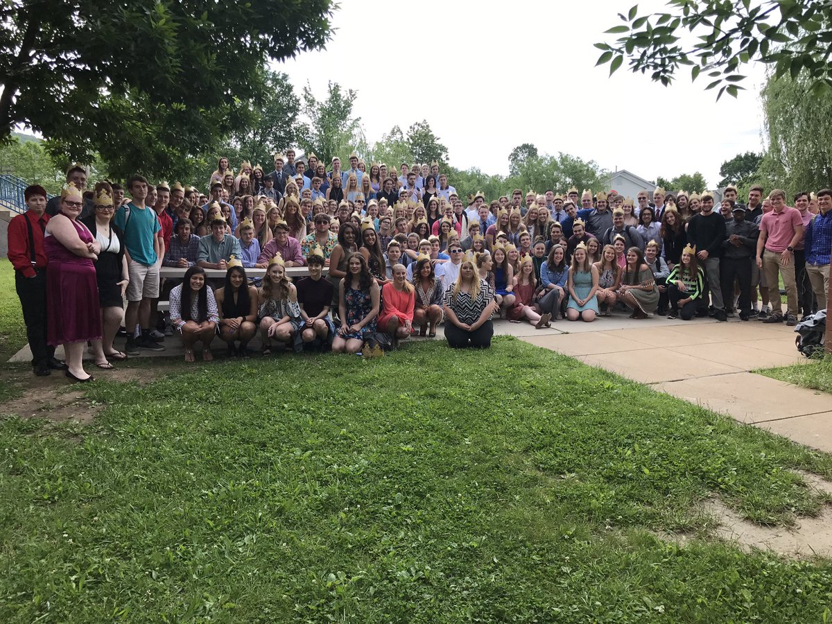 JagOfficers2017's tweet image. One last time seniors 💙💛 #SHSSeniorSpirit