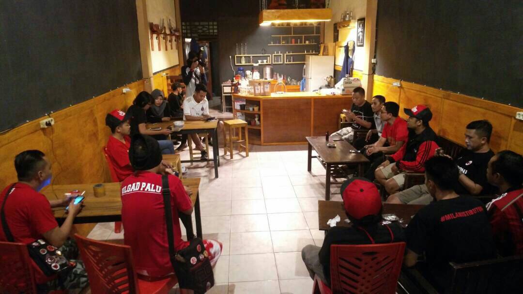 Sharing MI Celebes bersama Pak Pres MI bang <a href="/toelmaldini/">toelmaldini</a> dalam kegiatan G4thering Celebes bertempat di Warkop Todilaling.
Cc <a href="/MilanistiOrId/">Milanisti Indonesia</a>