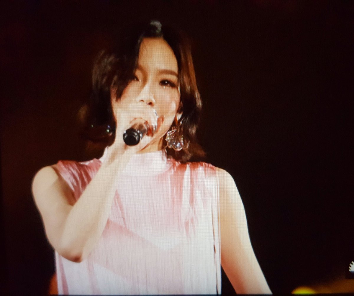 [PIC][12/13/14-05-2017]Hình ảnh mới nhất từ Solo Concert thứ 2 của TaeYeon tại Seoul  C_ow45aUAAApc4A