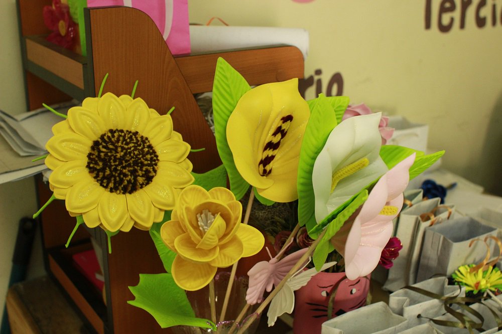 Beautiful flowers for a #HappyFriday, made by our creative and talented participants
#ArtsNCrafts #EducatingWomen #ArtForEmpowerment