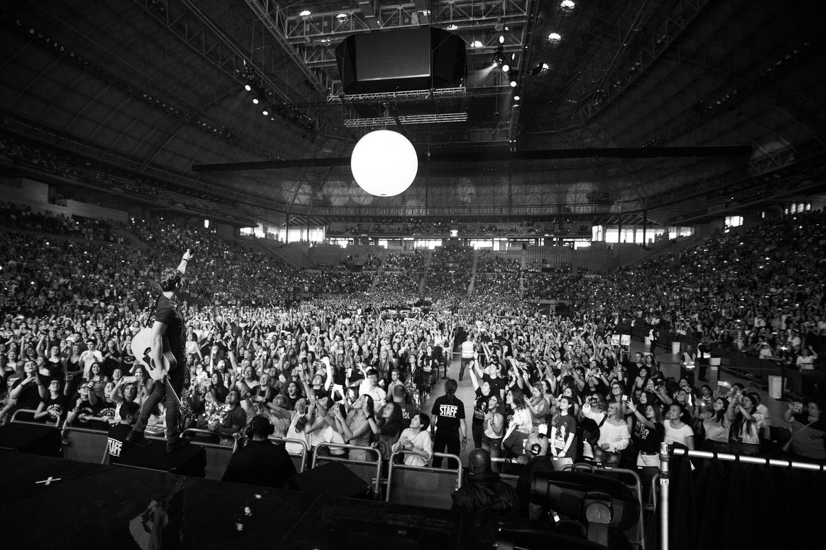 ShawnAccess's tweet photo. What a show! #IlluminateTourBarcelona https://t.co/zXafAFrlSp