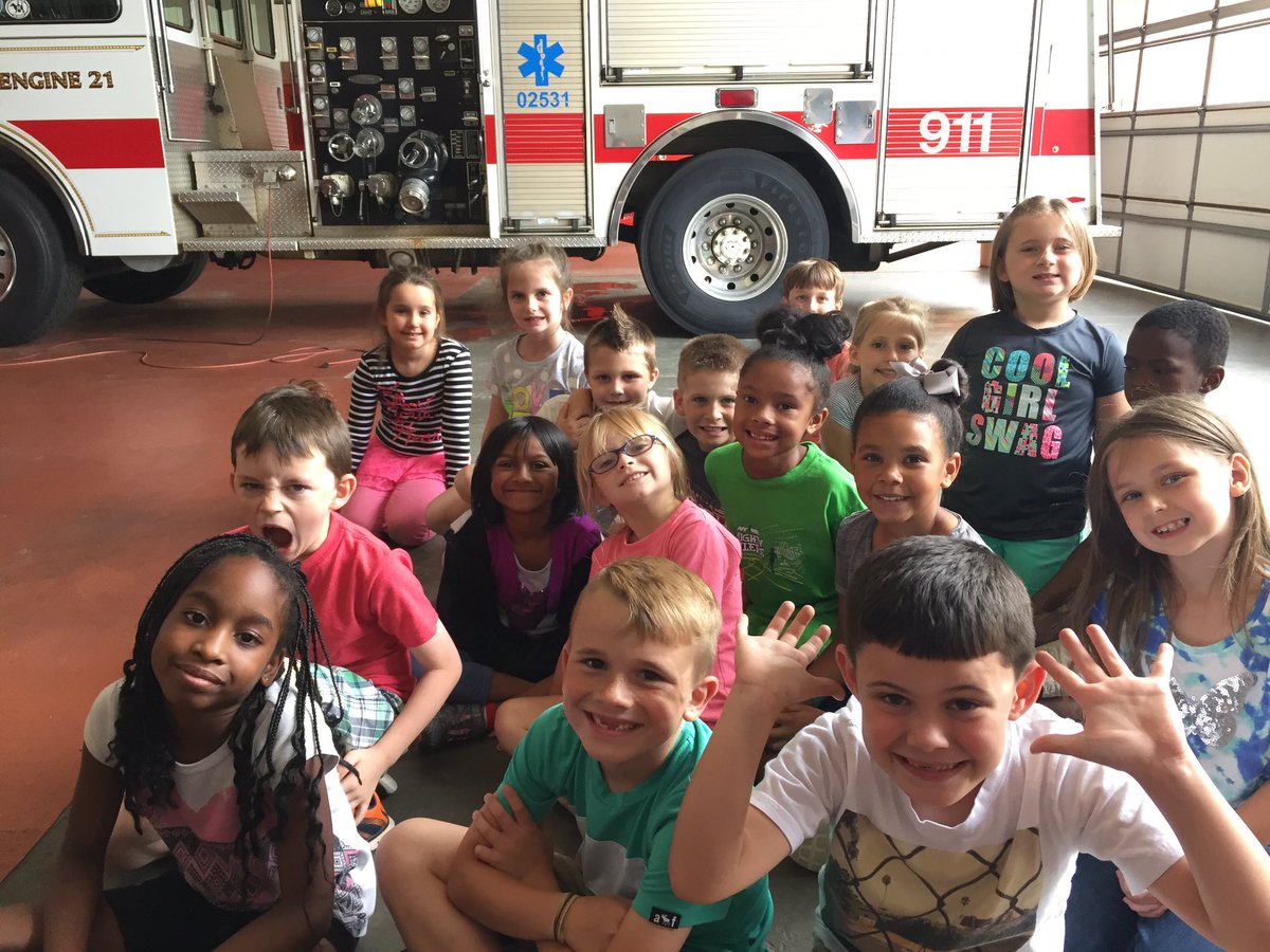 tjmy717's tweet photo. A fun field trip to CFD today learning fire safety and about a firefighter's job! @HeardMixon #firstgradefun https://t.co/96UDKiiNKI