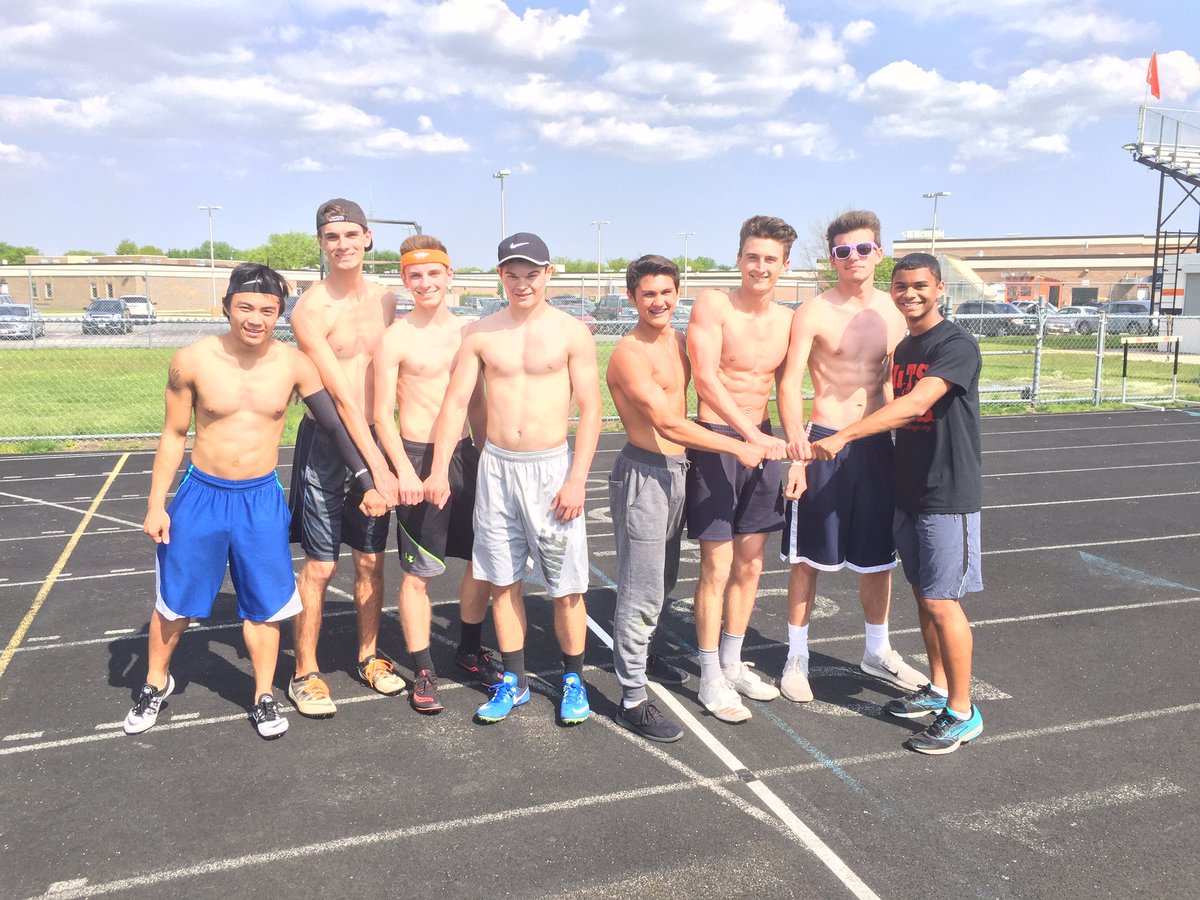 ckump7's tweet photo. 1st and 2nd place 4x100 popsicle relay teams #minookatrack #today #SmithStrong https://t.co/Ikey1GPASo