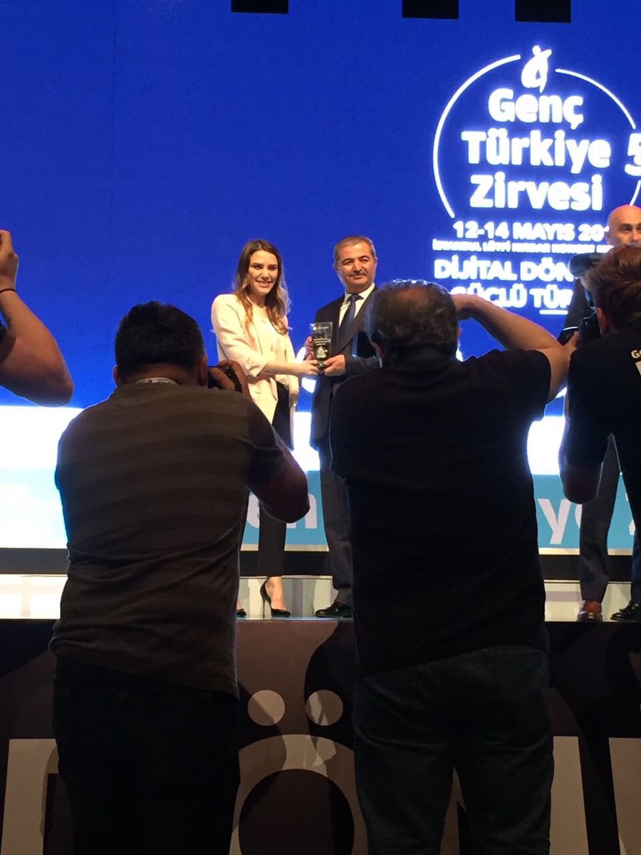 Odulumuzu aldik. Yarin panelde gorusmek uzere. Tesekkurler Genc Turkiye @gencturkiyezirvesi #gtz2017 not: cok heycanliyim🙃