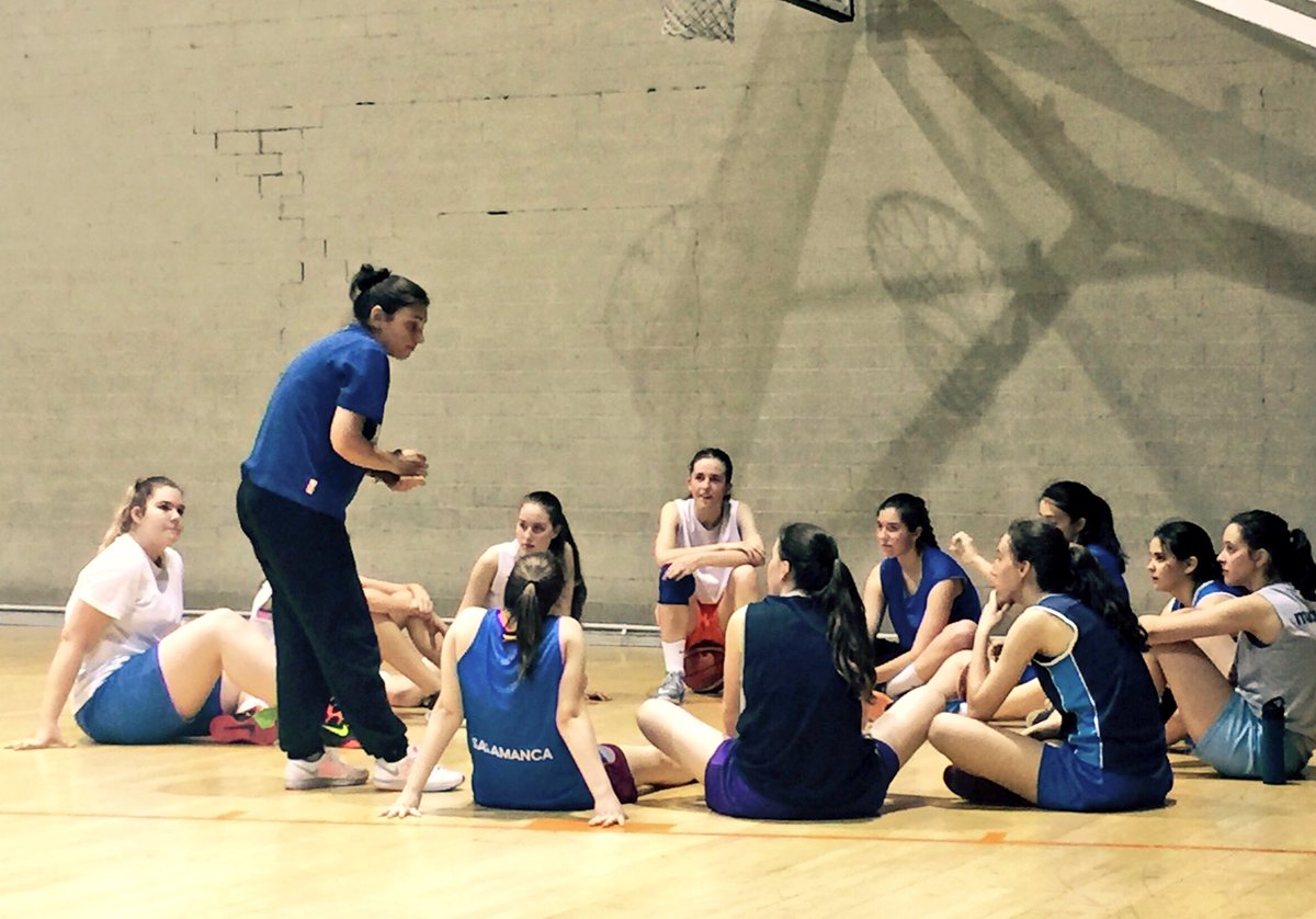 CBArosLeon's tweet photo. Nuestras cadetes siguen preparando el Campeonato de España de Clubes a las órdenes de @HannaBallhaus.
#WEAREAROS
#20YearsMakingPlayers https://t.co/fPE2lBWkrt