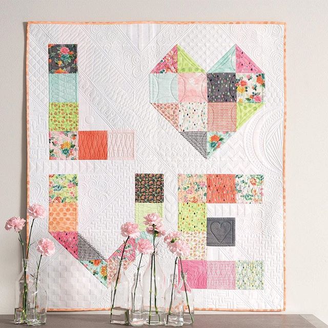 habanddash's tweet image. In LOVE with this quilt by Peta Peace  and FM quilting work with Glide by Fiona Bell   #FilTec #BobbinCentral #GlideThread #StitchNShare