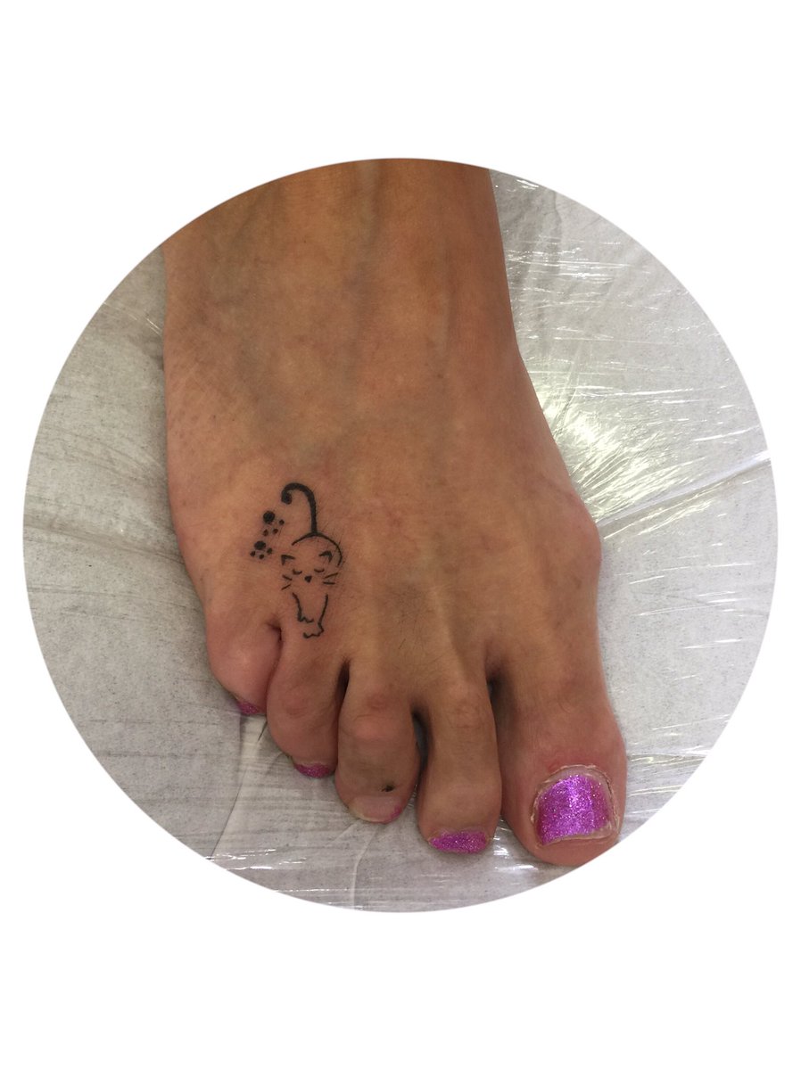 Roadrunnertats's tweet photo. By apprentice Cindy tiny cat tattoo #tattooapprentice #femaletattooartist #cattattoo #tinytattoo #toetattoo https://t.co/ELAEC1gcyd