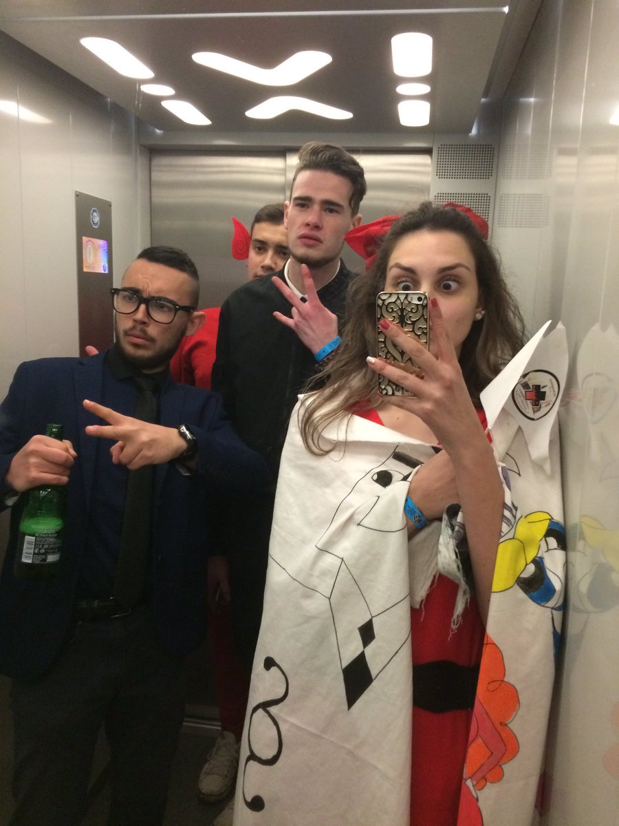 hpetra96's tweet photo. a csapatunkat ne hozzuk inkább szóba de a többieket imádtam! PTE CSALÁD A LEGJOBB!!! ❤️❤️😘 https://t.co/0Pna2XQppv