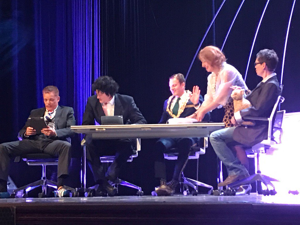 Cabaret van de bovenste plank. Het Friese college van GS en velen anderen nagespeeld door de eigen ambtenaren.