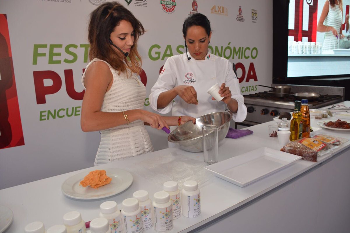 MaruMedina_'s tweet photo. Mira mamá @MaruMiyazaki, si cocino! Me encantó compartir cocina a lado de Isabel Domínguez en nuestro Festival Gastronómico #PuroSinaloa https://t.co/DE39dIYq1A