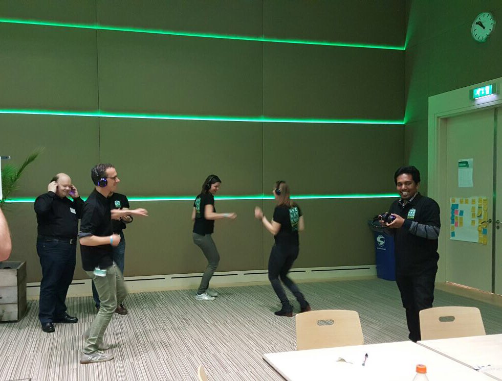 WijsmanPatrick's tweet photo. The silent disco is on! #hackathonABNLiving #hackathon wonen #aa_innovation https://t.co/iyH1QtPGby