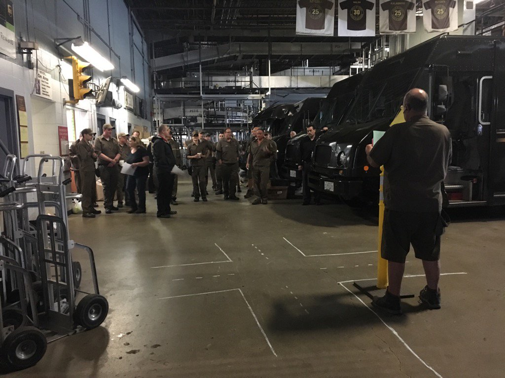 Cindy_DeStefano's tweet photo. Addison demo how to approach a stale green light @IllinoisUPSers #pointofdecision https://t.co/5e8Pczo5ij