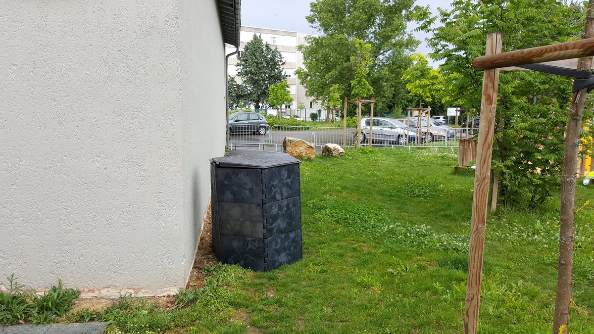 Dynacite's tweet photo. #Fête du tri : #Innovation pour nos clients avec la mise en place d'un #composteur au quartier du Trêve à Miribel https://t.co/FKEDMJlb9e