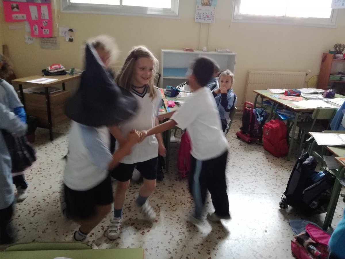 yelimarsol's tweet photo. It's PartyTime in @Colegiosrafael we love #singingDancing Year 2 Primary School. #englishIsFun We're happy Friday afternoon https://t.co/KHLagbdeRZ