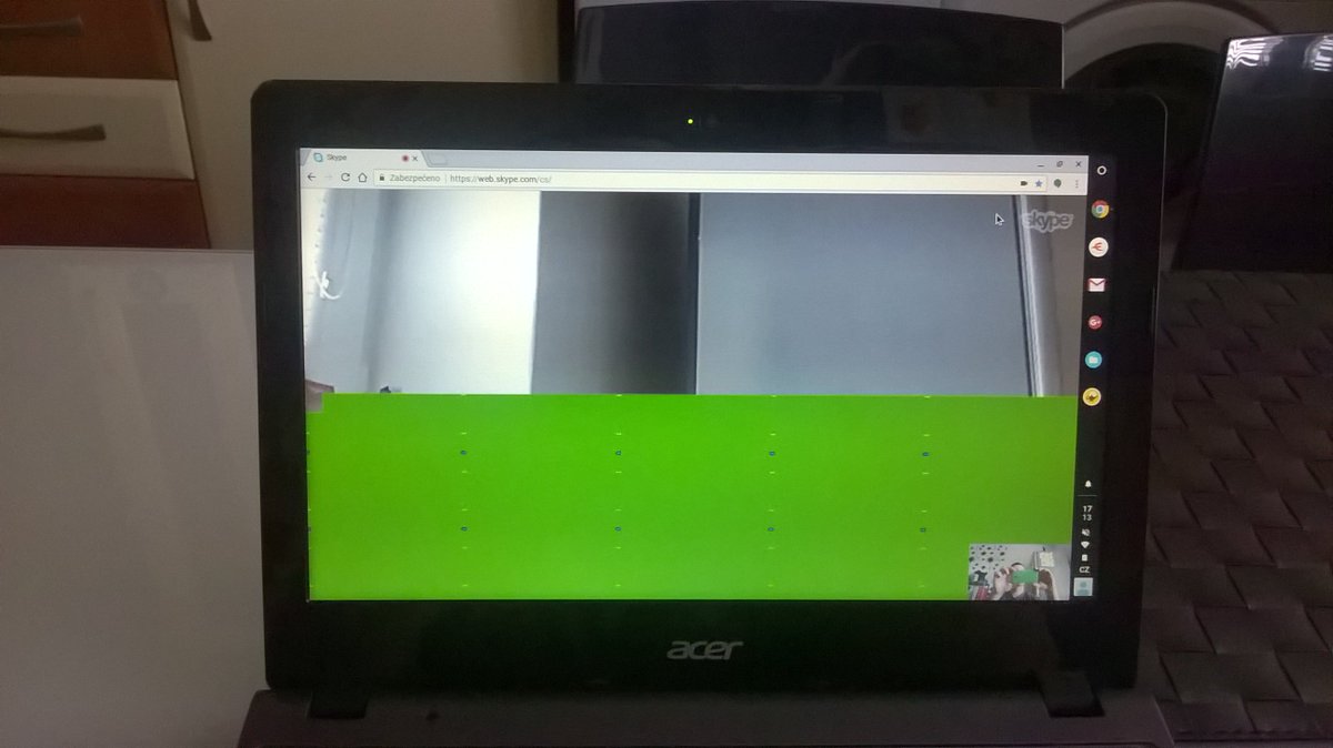 MilanHitha's tweet image. In a video call on web.skype.com I have a green bar over half the window. Always when the other side uses android or windows app.