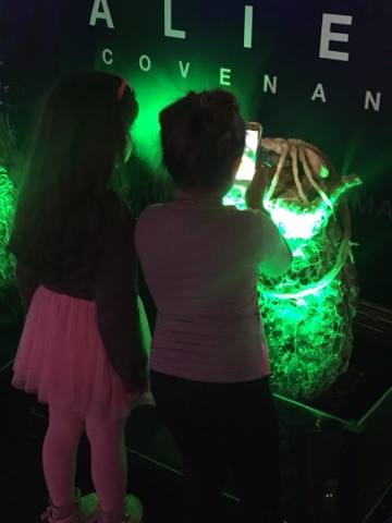 20thCenturyIT's tweet photo. Piccoli fan di #Alien crescono β€οΈ #AlienNight #AlienCovenant @TheSpaceCinema https://t.co/HQiSXjC8eV