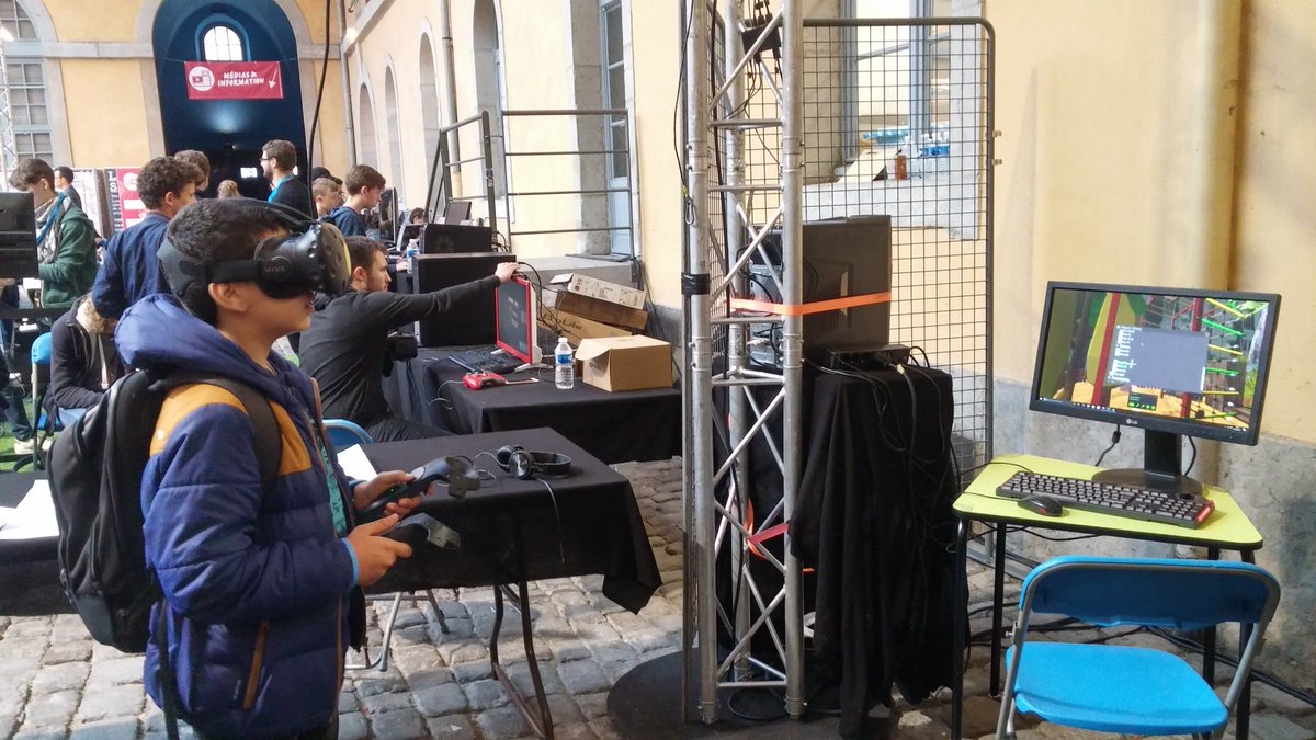pvin's tweet photo. Après les collégiens @grandlyon, #happytic et @dberthilier venez tester @Superdemain les usages publics de la #VR liés aux biens communs https://t.co/d4pqPMYYGR