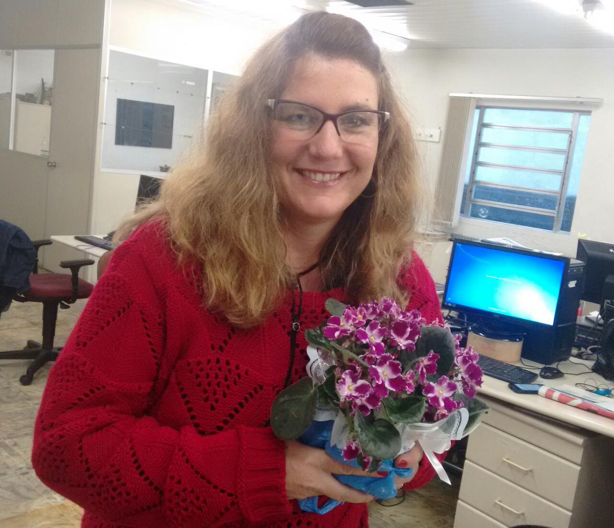 leandrolopes's tweet image. hoje o &quot;1, 2, 3&quot; tradicional na redação foi por um motivo especial: o aniversário da melhor pessoa: @cintiawicth #equipeweb #DP #cintiazinha