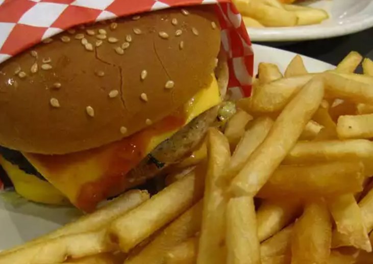 INFORMADORCHILE's tweet photo. IMPACTO🔴Universitarios no podrán comprar comida chatarra con la tarjeta Junaeb: https://t.co/sZ5a4P1MPT https://t.co/C1DmcqQS4X