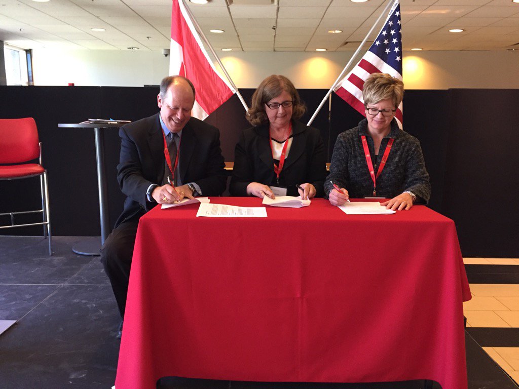 sandra_altner's tweet photo. #ccsbe2017 historic signing of MOU between USASBE and CCSBE. Entrepreneurs will benefit in both countries https://t.co/j8XTujL3WA
