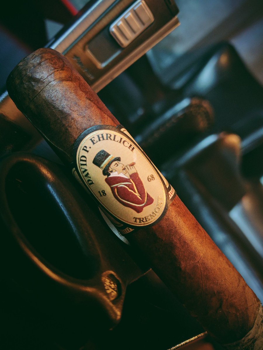 SmokeSignal's tweet photo. Looking forward to having @MikeBellody at @5pointscigar next week! Now smoking the @MLBCigarVntures #Erlich #Tremont! @bmac1868 @EPCarrillo https://t.co/Aiv9OqjYFS