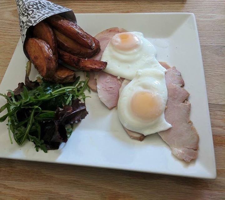 Bull_Rolvenden's tweet photo. ⭐️ Start your long weekend with us. Great food, fine wines and of course a wonderful atmosphere. 🍽
For reservations please call 01580 241212 https://t.co/hlnddqS7O4