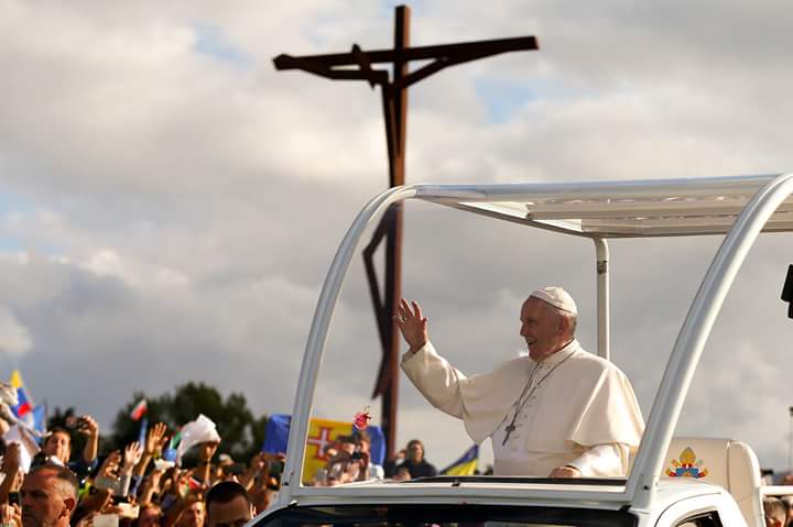 vaticanopazgt's tweet photo. EN DIRECTO : #PapaFrancisco en #Portugal
#PapaenFatima #Papa2017 #SantuáriodeFátima
---> https://t.co/gmH7lfxVB4 https://t.co/vVpTKh9ngs