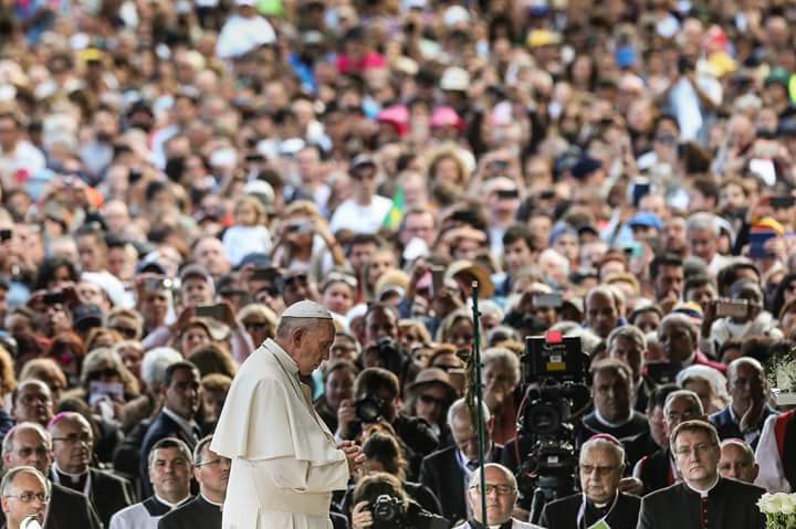 vaticanopazgt's tweet photo. EN DIRECTO : #PapaFrancisco en #Portugal
#PapaenFatima #Papa2017 #SantuáriodeFátima
---> https://t.co/gmH7lfxVB4 https://t.co/vVpTKh9ngs