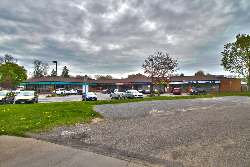 RealEstateNF's tweet photo. #frankiegrottola #RealestateNiagara Commercial Plaza in Niagara Falls - 3 Units Available for Rent 2895 St Paul Avenue Niagara Falls, ON https://t.co/mp1B14LkkU