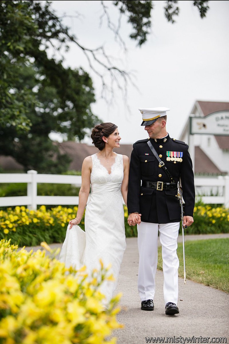 In honor of #NationalMilitarySpousesDay I want to share this beautiful military wedding from @stylemepretty
hubs.ly/H07tKVs0