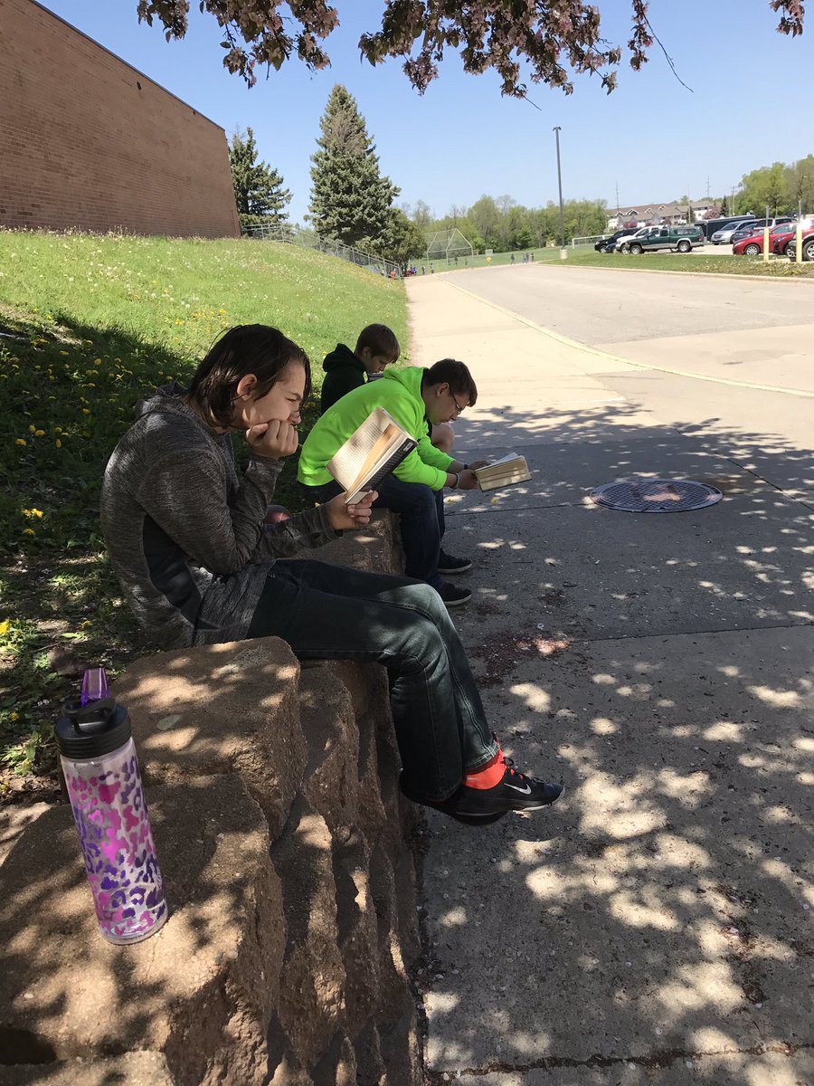 MsHowe_WCMS's tweet photo. It's a beautiful day to read outside! #youcanreadanywhere #readersforlife @WCreekwildcats https://t.co/vS14OhlWSq