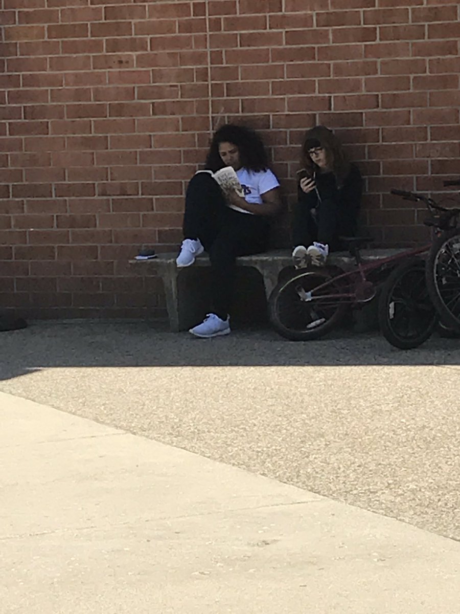 MsHowe_WCMS's tweet photo. It's a beautiful day to read outside! #youcanreadanywhere #readersforlife @WCreekwildcats https://t.co/vS14OhlWSq