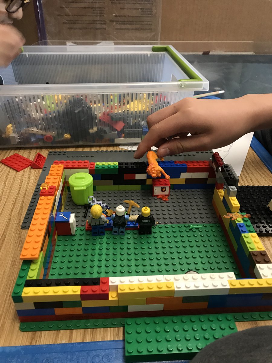canyon_heights's tweet image. 3 Little Pigs in Lego with k/7 buddies @canyon_heights @Paul__Clarke #nvsd44 #corecompetencies #applieddesign