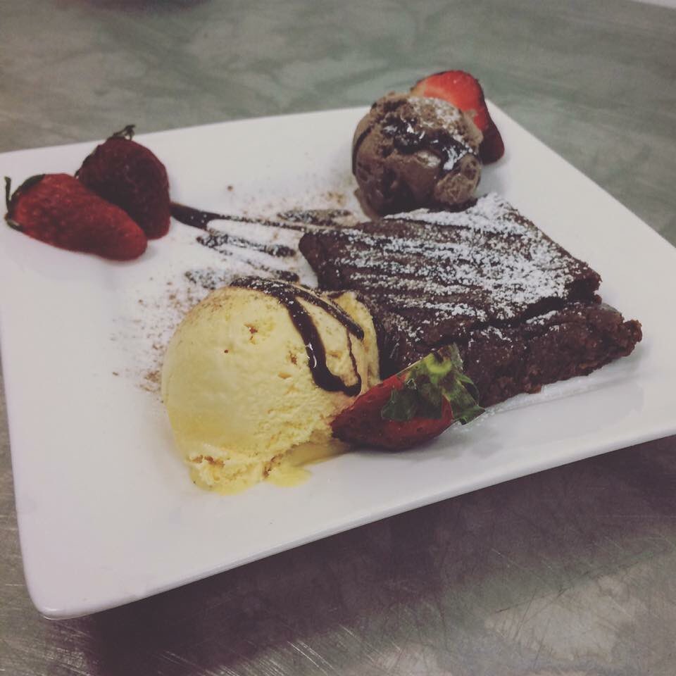 TheCrownInnLF's tweet photo. Homemade chocolate brownie dessert 😋#delicious https://t.co/LbxNhvE2Ps