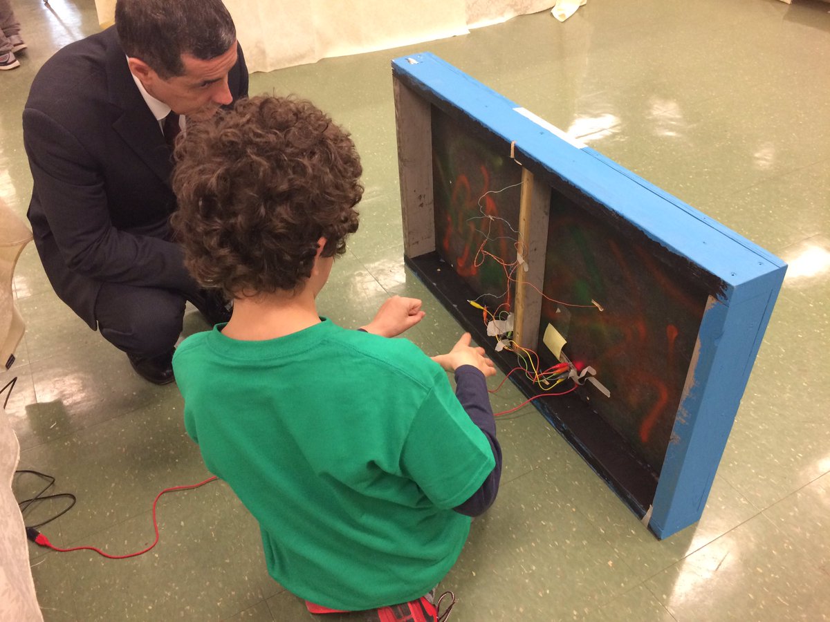 ZeliaMCT's tweet photo. @STEMified checking out the setup Ss used for their games @makeymakey @scratch @TDSB_STEM @tdsb #tlpea #mcmbizday #codednslime https://t.co/i5En91O0SV