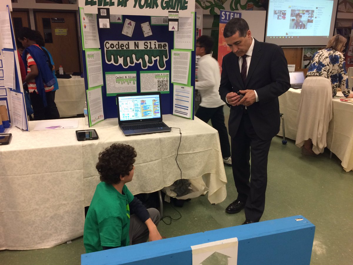 ZeliaMCT's tweet photo. @STEMified checking out the setup Ss used for their games @makeymakey @scratch @TDSB_STEM @tdsb #tlpea #mcmbizday #codednslime https://t.co/i5En91O0SV