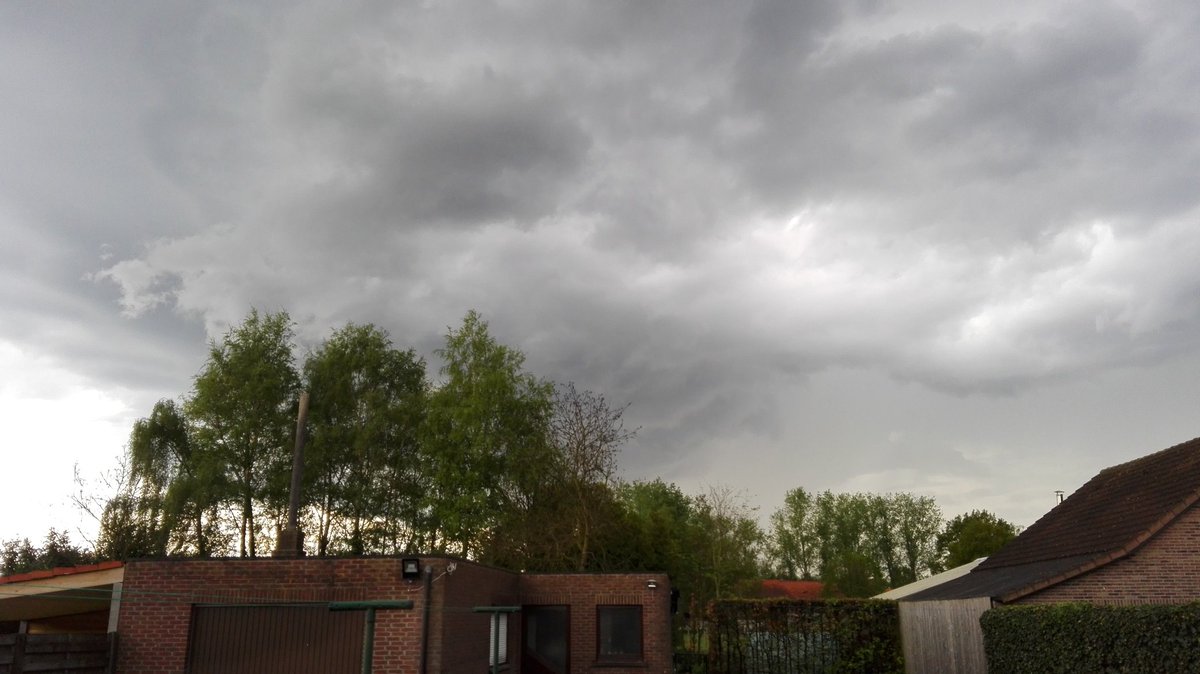 emvebe's tweet photo. #vrtweer #onweer https://t.co/DDeKlGwrxb