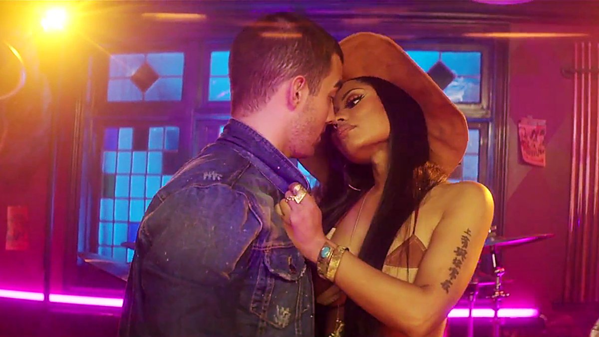 extrauditory's tweet image. Watch @DNCE &amp;amp; @NICKIMINAJ get close in new video for "Chasing Strangers" extrauditory.co.uk/single-post/dn…