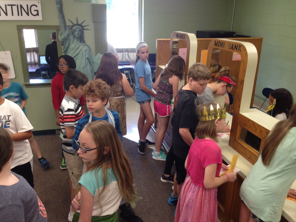 RBJayhawk74's tweet photo. RBE 4th graders making money at Blue Springs School of Economics #centersd https://t.co/98utl3CLR4