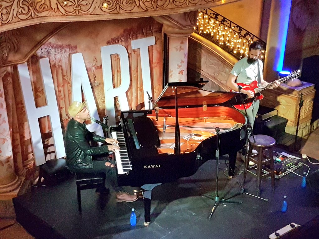 TheMarketingZoo's tweet photo. @JoeFosterMusiek praat hartsake by @DieBlouHondTuis en die atmosfeer hier is uit Γ± ander wΓͺreld, Γ± #hartklank wΓͺreld! #hoendervleis https://t.co/Vsc2JmNjKz