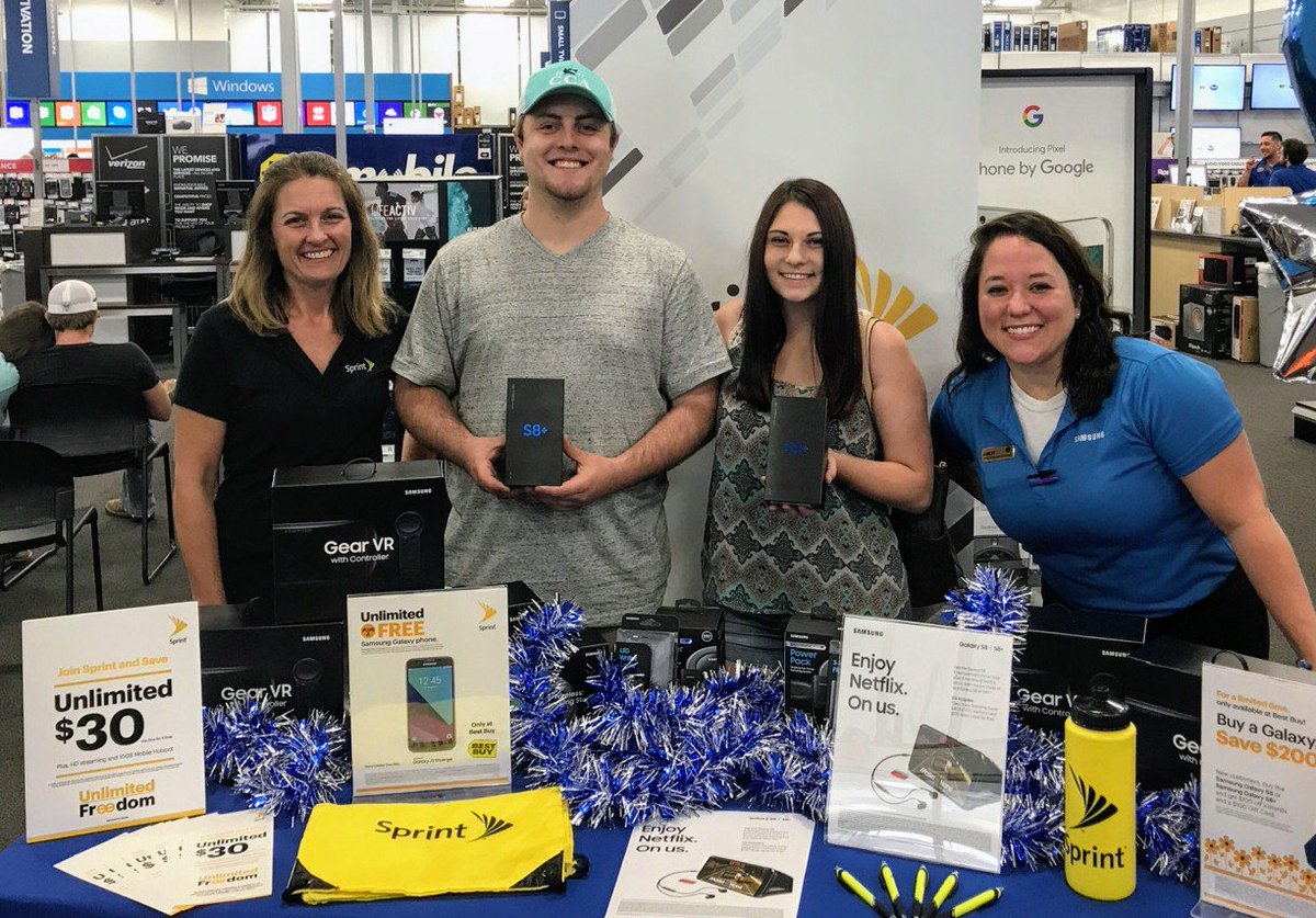 ehbouyelas's tweet photo. Sprint with Samsung making 😊 faces! 2 new to start the weekend off right. @todd_margavio @krisspragg @jwoodside1984 https://t.co/o3eISbwqst
