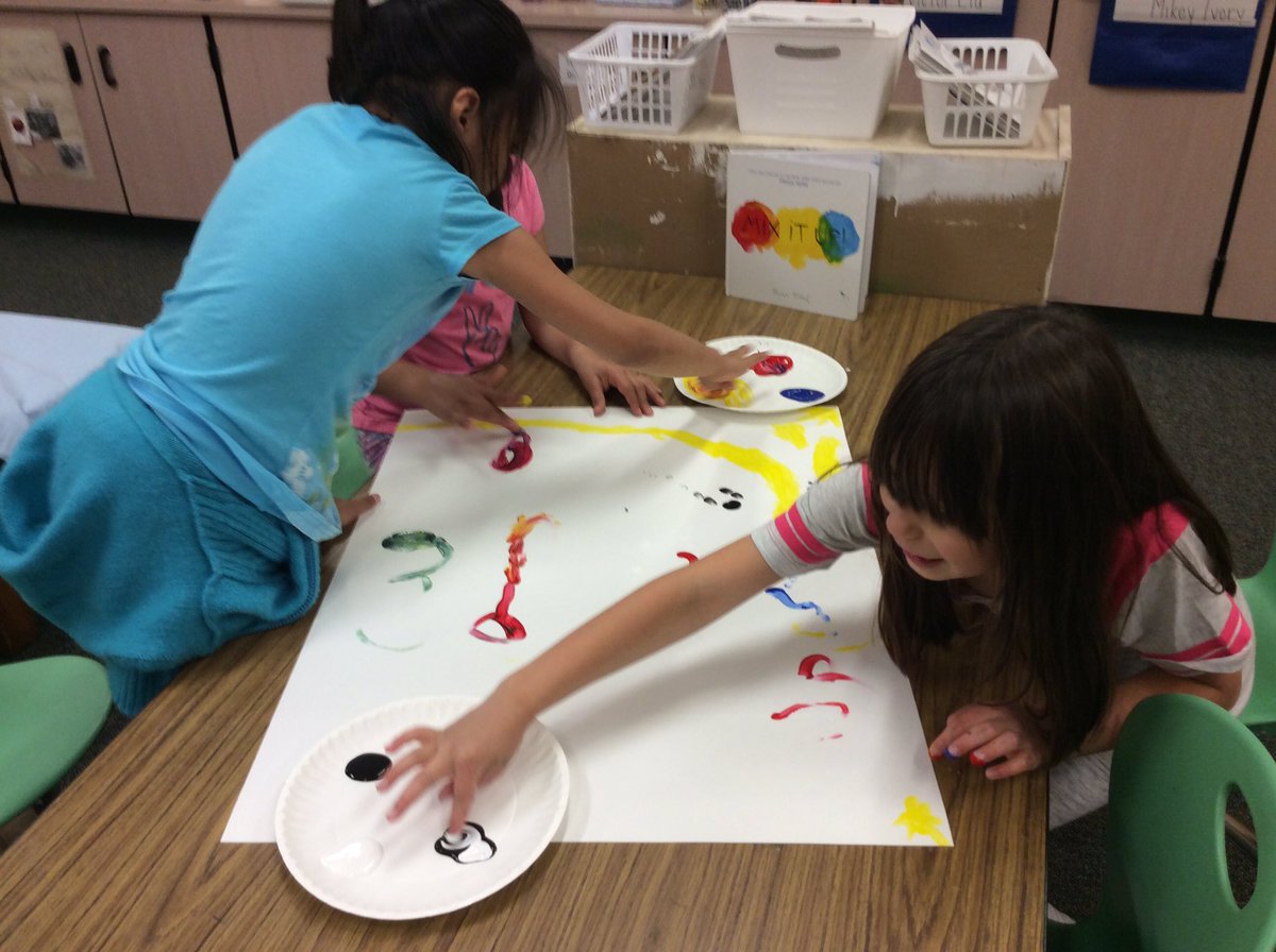 ELIwithMrsK's tweet photo. PM working on their Mix It Up art project! @ceDCSD #treasureboxfridays https://t.co/jZB8gi6gqx